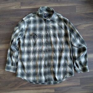 Woolrich Men's Green and Gray heavy flannel Shirt
